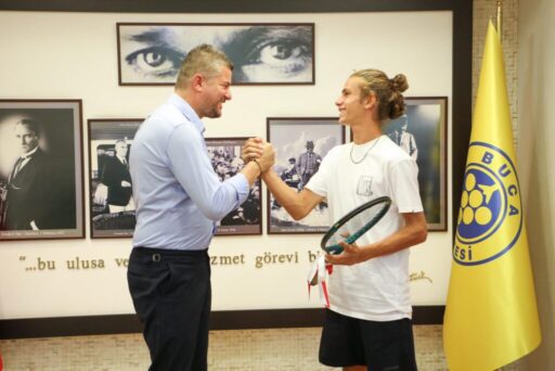 Buca Belediye Başkanı Görkem Duman,  şampiyon tenisçi Yağız Gündoğdu’yu makamında