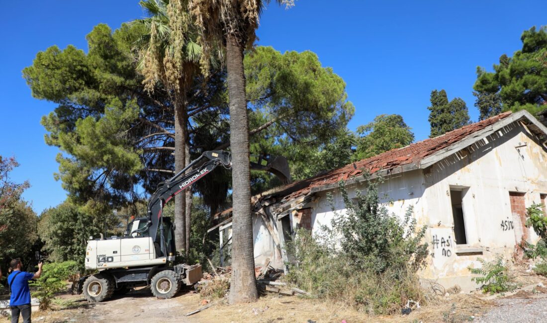 Buca Belediyesi ilçede görüntü kirliliği yaratarak güvenlik tehlikesi oluşturan yapıları