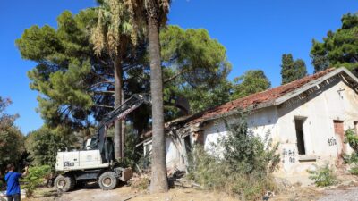 Buca Belediyesi ilçede görüntü kirliliği yaratarak güvenlik tehlikesi oluşturan yapıları