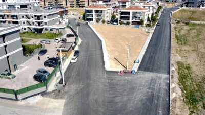 Menderes Belediyesi, İzmir Büyükşehir Belediyesi’nin desteğiyle yollarda asfalt çalışması gerçekleştiriyor.