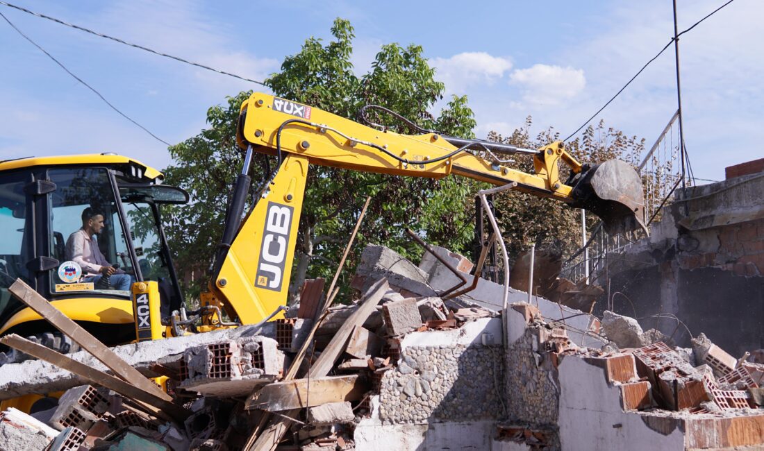 Kemalpaşa Belediyesi, güvenlik tehlikesi oluşturan ve görüntü kirliliği yaratan metruk