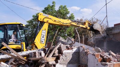 Kemalpaşa Belediyesi, güvenlik tehlikesi oluşturan ve görüntü kirliliği yaratan metruk