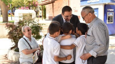 Balçova Belediyesi ilçede imkanı kısıtlı öğrencilere okul kıyafeti,
ayakkabı ve kırtasiye