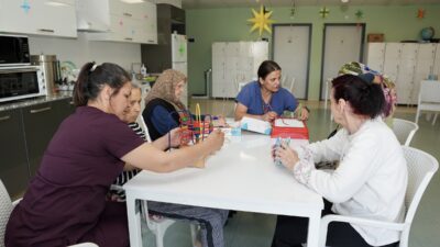 Gaziemir Belediyesi’nin Alzheimer Demans Danışma ve Dayanışma Merkezi’nde verdiği hizmetlerle