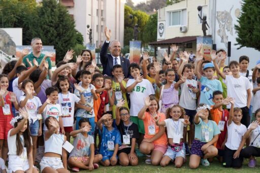 Gaziemir Belediyesi’nin düzenlediği Giysi, Oyuncak, Kitap İkinci El Pazarı’nda kullanmadıkları