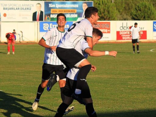 NESİNE 3.Lig 1.Grup 4.hafta maçında Bornova 1877, deplasmanda Kuşadasıspor'u 3-2