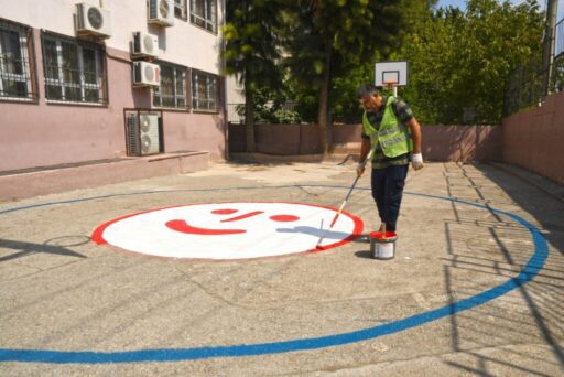Karabağlar Belediyesi yeni eğitim ve öğretim yılı öncesinde öğrencilerin daha