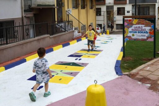 Buca Belediyesi,  Laleli Mahallesi’nde yer alan kaçak yapıları yıkarak ilçeye