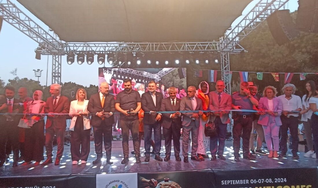 3. ULUSLARARASI MENEMEN ÇÖMLEK FESTİVALİNE BÜYÜK AÇILIŞ Menemen Belediyesi tarafından düzenlenen 3. Uluslararası Menemen Çömlek Festivali, görkemli