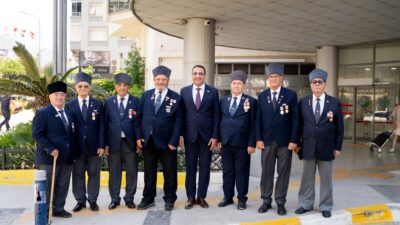 İzmir Muharip Gaziler Derneği Başkanı Orhan Aydın, Balçova’da
yaşayan gazilerle birlikte