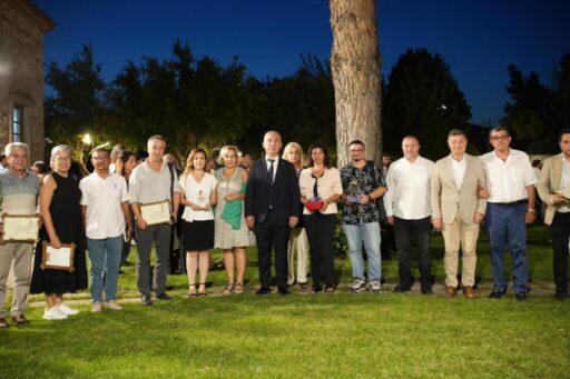 Bergamalı Gazeteci-Yazar Şakir Süter, anısına İzmir Gazeteciler Cemiyeti tarafından Bergama Belediyesi, Bergama Ticaret