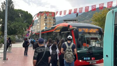 Manisa Büyükşehir Belediyesi ekipleri, eğitim döneminin ilk günlerinde öğrencilerin yoğun