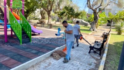 Urla Belediyesi Temizlik İşleri ile Park ve Bahçeler Müdürlüğü ekipleri