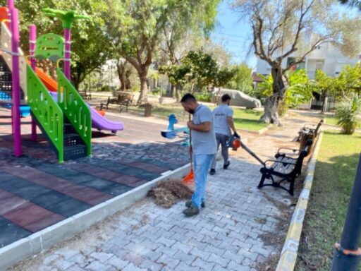 Urla Belediyesi Temizlik İşleri ile Park ve Bahçeler Müdürlüğü ekipleri