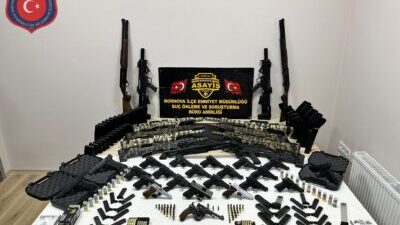 İzmir’in Bornova ilçesinde, silah kaçakçılığı yaptıkları iddia edilen 4 şüpheli