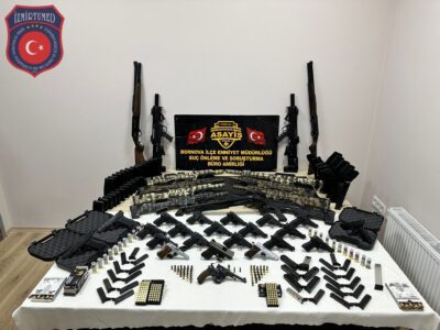 İzmir’in Bornova ilçesinde, silah kaçakçılığı yaptıkları iddia edilen 4 şüpheli