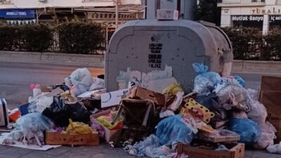 Çiğli Belediyesi işçileri, maaşlarının zamanında ödenmemesi nedeniyle iş bırakma eylemi