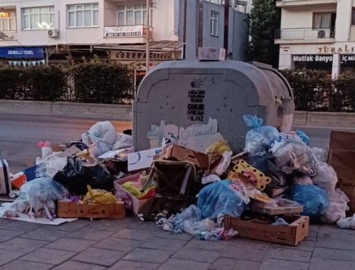 Çiğli Belediyesi işçileri, maaşlarının zamanında ödenmemesi nedeniyle iş bırakma eylemi