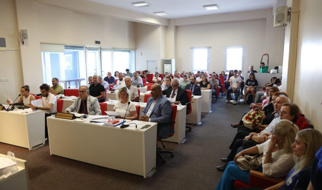 Güzelbahçe Belediyesi her yıl yaptığı kırtasiye yardımlarına bu yıl okul