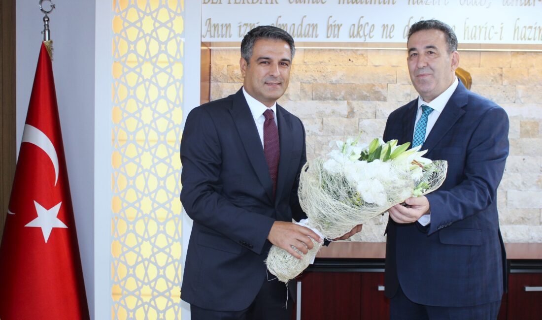 İZMİR VERGİ DAİRESİNDE DEVİR TESLİM : ÖMER ALANLI GÖREV BAŞINDA Yeni düzenleme ile birlikte İzmir Defterdarı olarak görevlendirilen İzmir Vergi