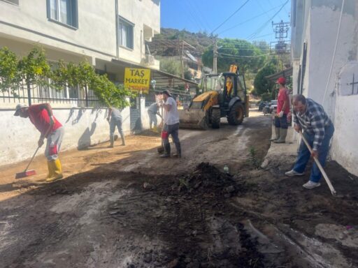 Geçtiğimiz hafta sel felaketinin yaşandığı Menderes’te vatandaşın yardımına
Menderes Belediyesi koştu.
