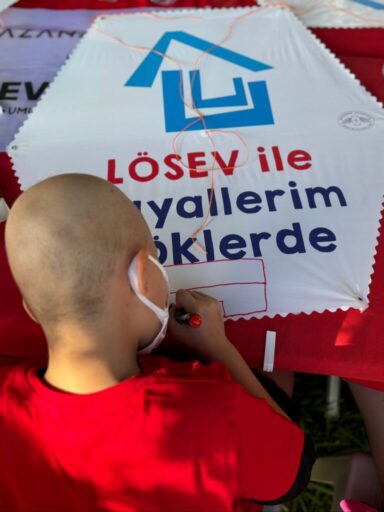LÖSEV (Lösemili Çocuklar Sağlık ve Eğitim Vakfı), lösemi tedavisi gören
çocuklar