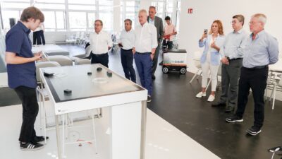 İzmir Ticaret Odası Yönetim Kurulu Başkanı Mahmut Özgener ve beraberindeki