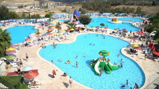 Karabağlar Belediyesi’nin yoğun ilgi gören Aqua Yaşam Yüzme Havuzları ve