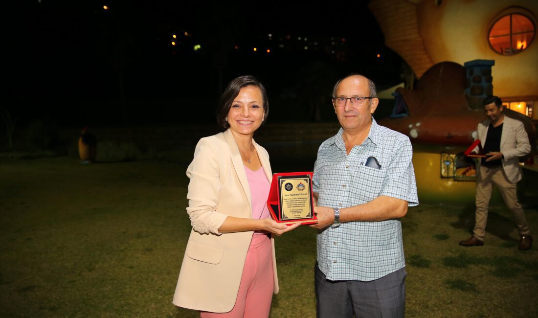Karabağlar Belediye Başkanı Helil Kınay, Zabıta Müdürlüğü'nde görev yapan personelle