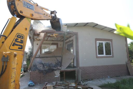 Seferihisar Belediyesi, ruhsatsız ve izinsiz olarak yasalara aykırı inşa edilen