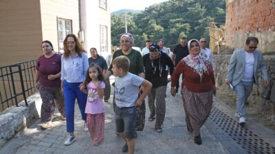 Karşıyaka Belediyesi, tarihi yangın felaketinin ardından yaraların dayanışmayla sarıldığı Yamanlar’da,