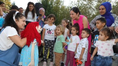 Bayraklı Belediyesinin düzenlediği Sokak Şenliği, Soğukkuyu Mahallesi Büyükpark’ta renkli gösteriler