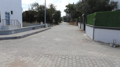 Menderes Belediyesi, Kemalpaşa Mahallesi’nde yollara kilit parke ve bordür döşeme
çalışması