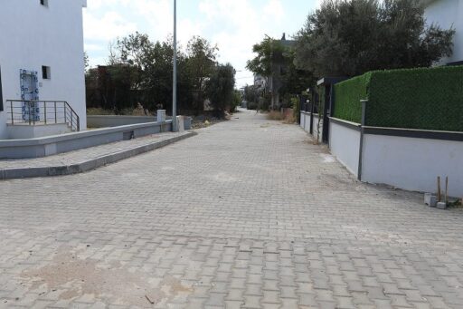 Menderes Belediyesi, Kemalpaşa Mahallesi’nde yollara kilit parke ve bordür döşeme
çalışması