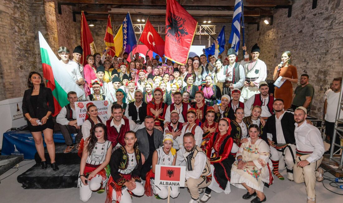 İzmir Büyükşehir Belediyesi’nin 18’inci kez düzenlediği Uluslararası Balkanlılar Halk Dansları