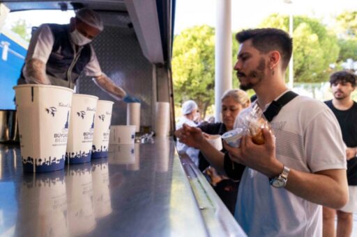 İzmir Büyükşehir Belediyesi, ağırlaşan ekonomik koşullar nedeniyle beslenme sorunu yaşayan