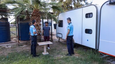 Karşıyaka Belediyesi, ilçe genelinde gelişigüzel şekilde park edilen karavanlara karşı