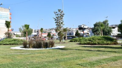 Çiğli Belediyesi ekipleri ilçenin çehresini değiştirecek yeşillendirme çalışmalarına ara vermeden