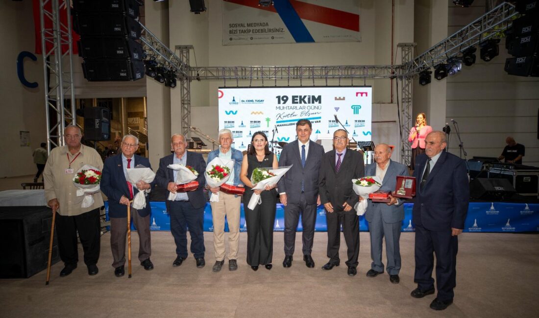 Başkan Tugay muhtarlarla buluştu İzmir Büyükşehir Belediye Başkanı Dr. Cemil Tugay, 19 Ekim Muhtarlar