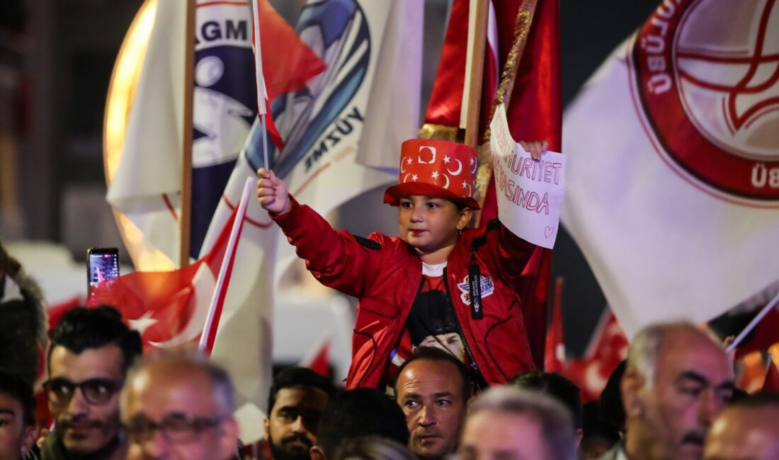 Aliağalılar, cumhuriyetin 101. yılını Aliağa Belediyesi’nin düzenlediği fener alayı ile