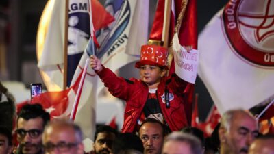 Aliağalılar, cumhuriyetin 101. yılını Aliağa Belediyesi’nin düzenlediği fener alayı ile