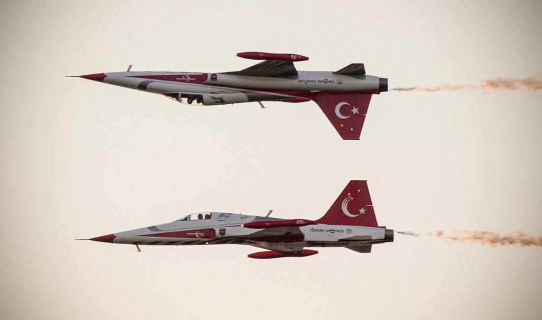 İzmirliler, 29 Ekim Cumhuriyet Bayramı kutlamaları kapsamında Gündoğdu Meydanı’nda gösteri