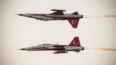 İzmirliler, 29 Ekim Cumhuriyet Bayramı kutlamaları kapsamında Gündoğdu Meydanı’nda gösteri