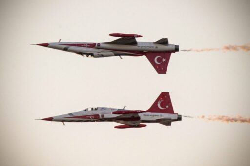 İzmirliler, 29 Ekim Cumhuriyet Bayramı kutlamaları kapsamında Gündoğdu Meydanı’nda gösteri