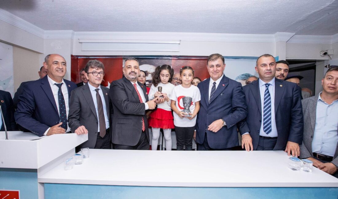 Başkan Tugay: Cumhuriyet terörle bir arada olamaz Menemen’de CHP İzmir İl Başkanlığı tarafından organize edilen kutlamalara katılan