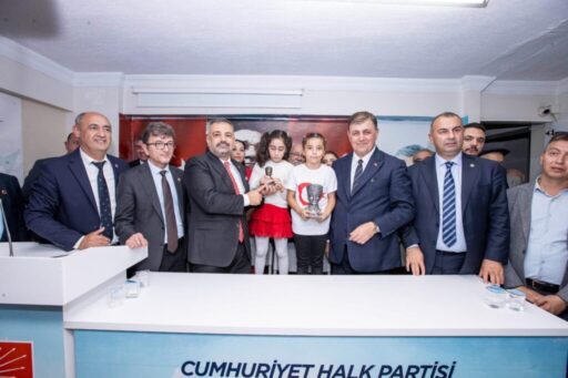 Menemen’de CHP İzmir İl Başkanlığı tarafından organize edilen kutlamalara katılan