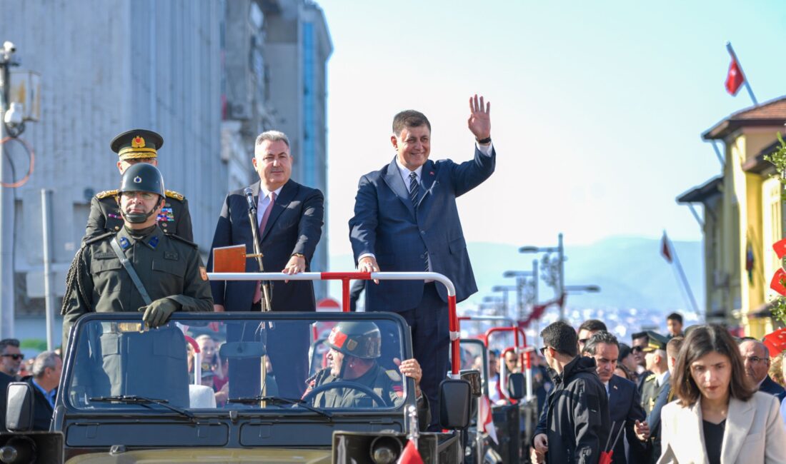Başkan Tugay: Son nefesime kadar mücadele edeceğim İzmir’de düzenlenen Türkiye Cumhuriyeti’nin 101’inci yılı kutlamaları İzmir Valiliği’nde başladı,