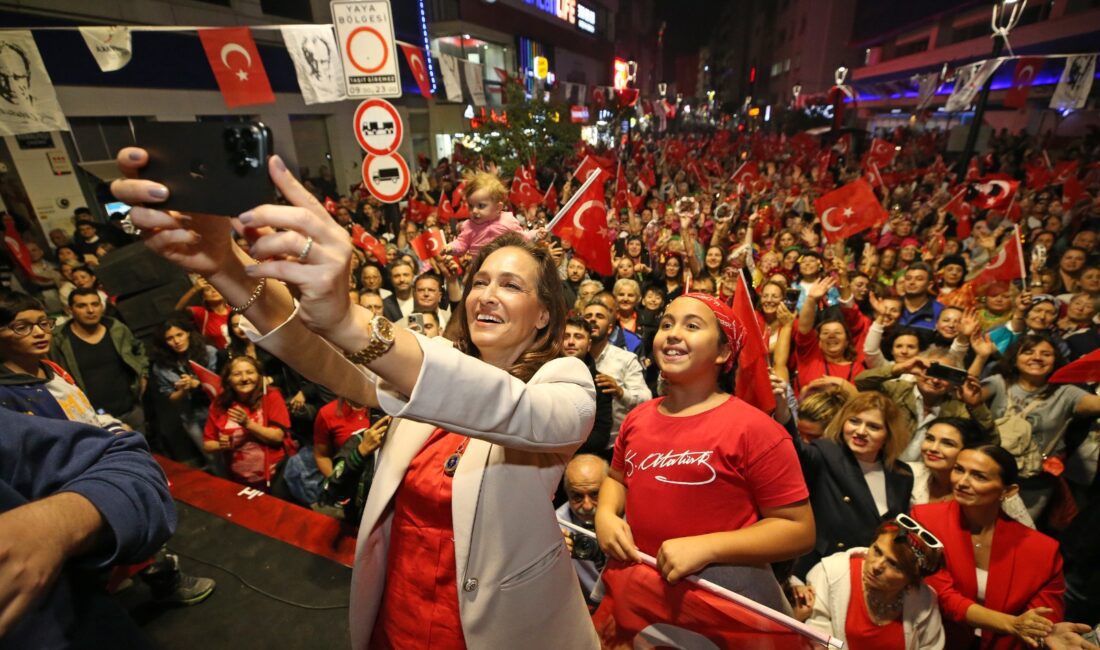 Karşıyaka Belediyesi tarafından ilçenin dört bir yanında düzenlenen Cumhuriyet Bayramı