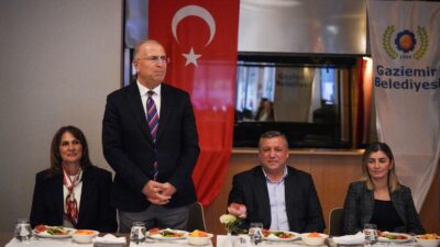 Gaziemir Belediyesi’nin Muhtarlar Günü kapsamında düzenlediği programda, ilçede görev yapan