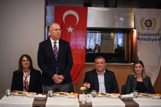 Gaziemir Belediyesi’nin Muhtarlar Günü kapsamında düzenlediği programda, ilçede görev yapan